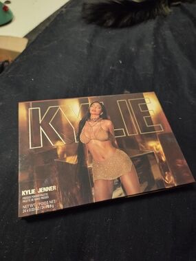 Kylie Jenner Eyeshadow Palette - Gold Shimmer
